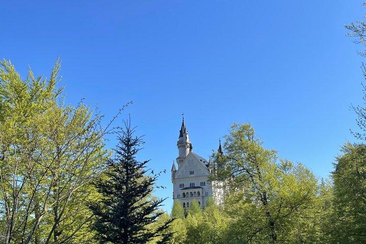 Visita guiada ao Castelo de Neuschwanstein com ingressos sem fila e transporte incluído.
