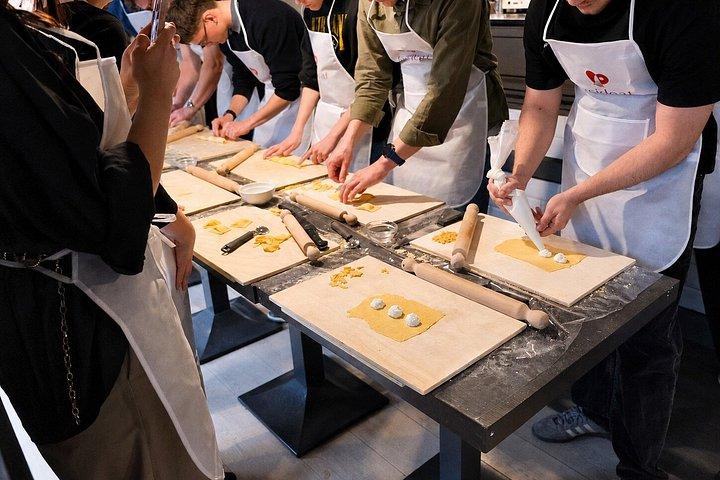 ローマ体験パスタ＆ティラミスクラスバチカン近郊、ワイン飲み放題