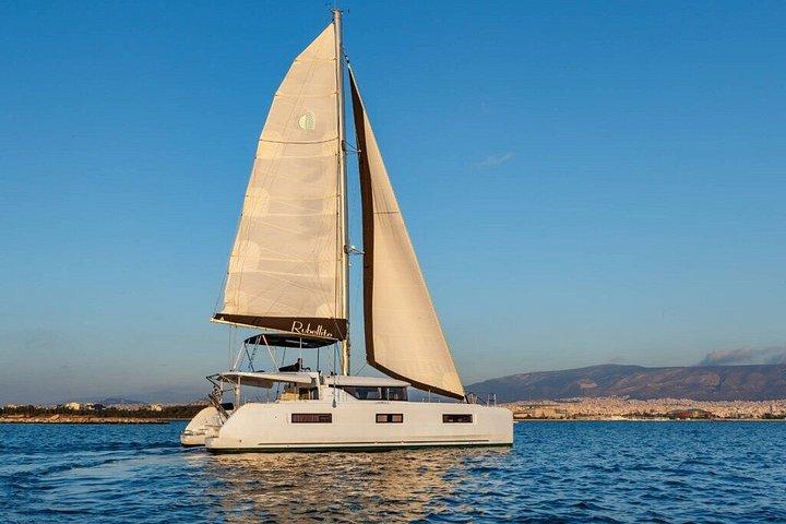 パロス島とアンティパロス島プライベートカタマラン1日クルーズ