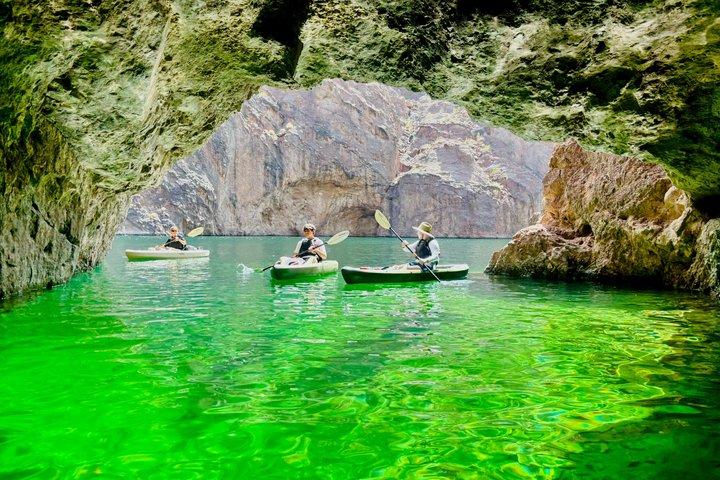 Excursión en kayak de medio día a la Cueva Esmeralda, una aventura en cueva triple