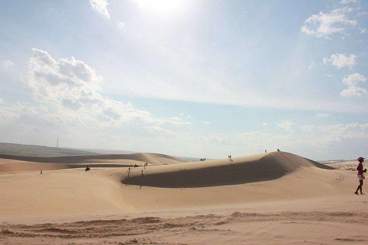 砂丘と夕日のあるムイネベトナム漁村