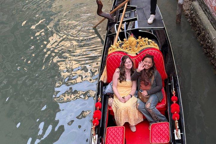Deluxe Gondelfahrt mit "Live Music" in Venedig mit Abholung