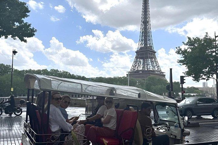 トゥクトゥク、ゴルフカート、そして歴史的建造物巡りのプライベートツアー