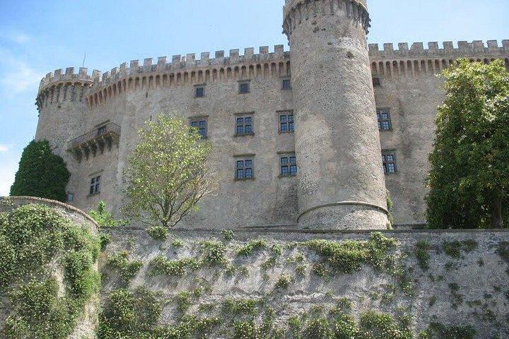 ローマ発：古代ブラッチャーノ・オルシーニ城の見学と昼食