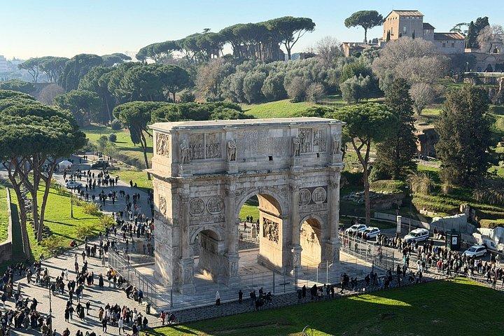 ローマ公開：古代驚異を巡るプライベートゴルフカートの旅