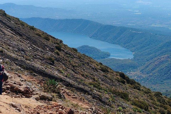 サンタアナ火山とコアテペケ湖