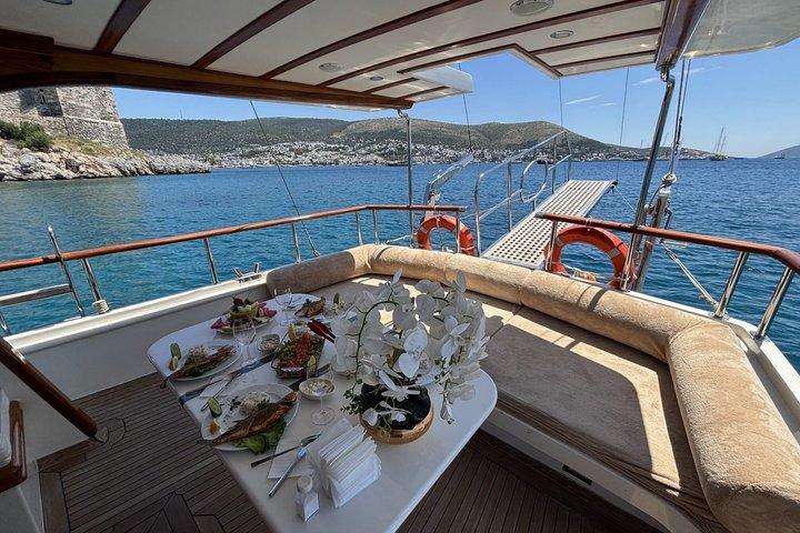 Excursion en bateau privé à Bodrum – 6 heures avec pause déjeuner et baignade