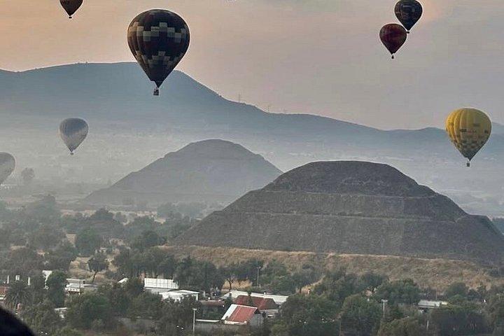 Hot Air Balloon Flight & Cave Breakfast in Teotihuacán
