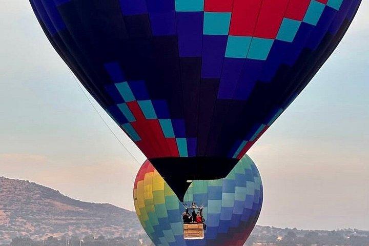 Hot Air Balloon Flight & Cave Breakfast in Teotihuacán