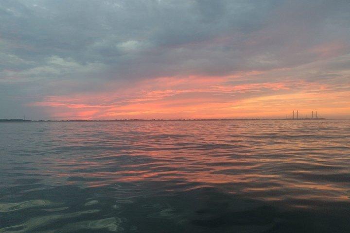 Crucero al atardecer por el océano Atlántico desde el puerto deportivo del río Índico
