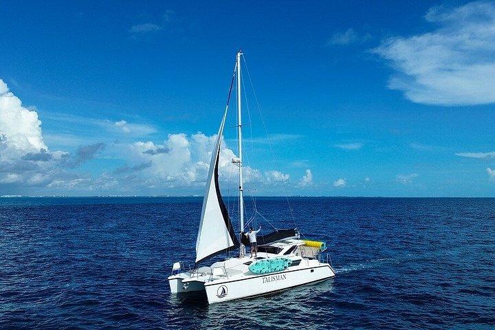 Isla Mujeres Katamaranfahrt mit Schnorcheln, Open Bar & Buffet