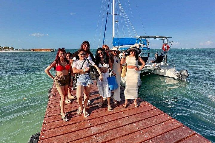 Isla Mujeres Katamaranfahrt mit Schnorcheln, Open Bar & Buffet
