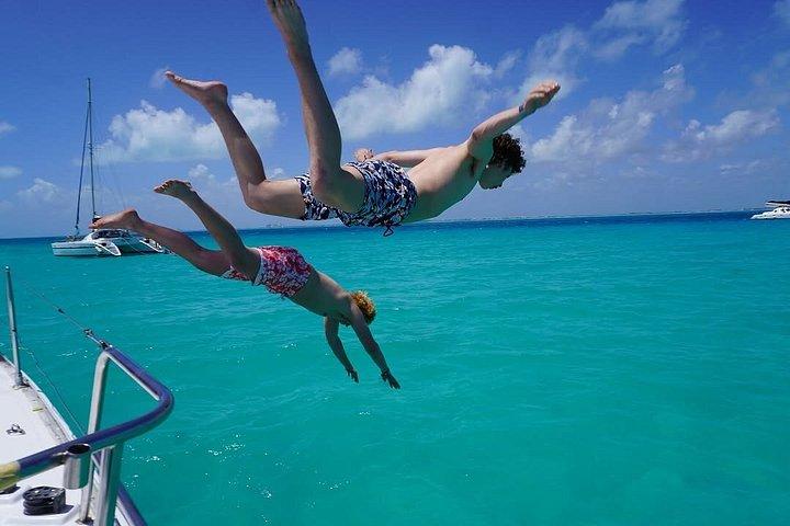 Isla Mujeres Katamaranfahrt mit Schnorcheln, Open Bar & Buffet