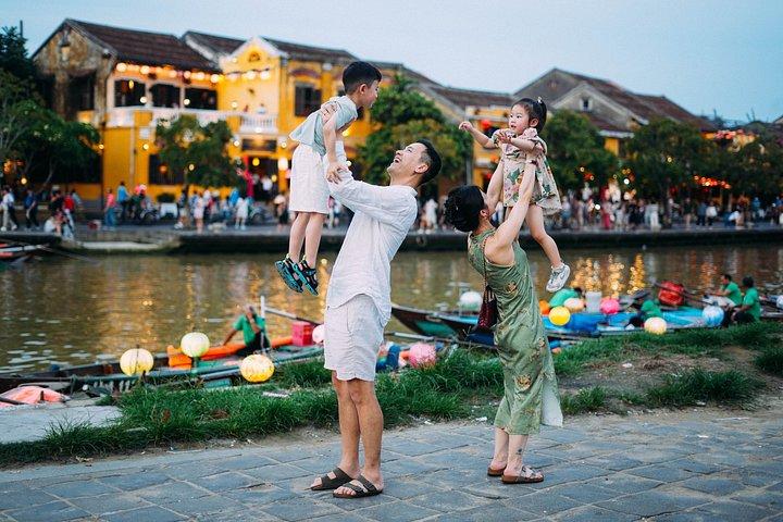 地元の写真家とホイアン家族の写真撮影