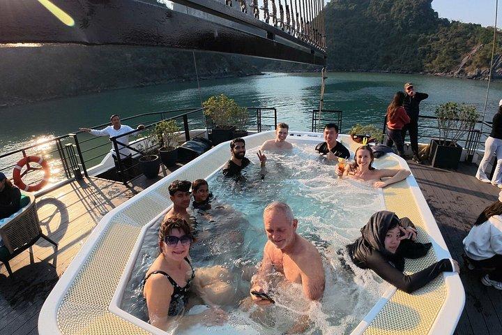 ハノイ発カタマランプレミアムクルーズハロン豪華日帰りツアー