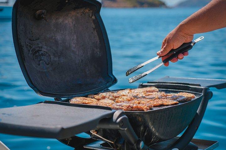 サントリーニ島昼間豪華カタマランクルーズ：BBQ＆オープンバー