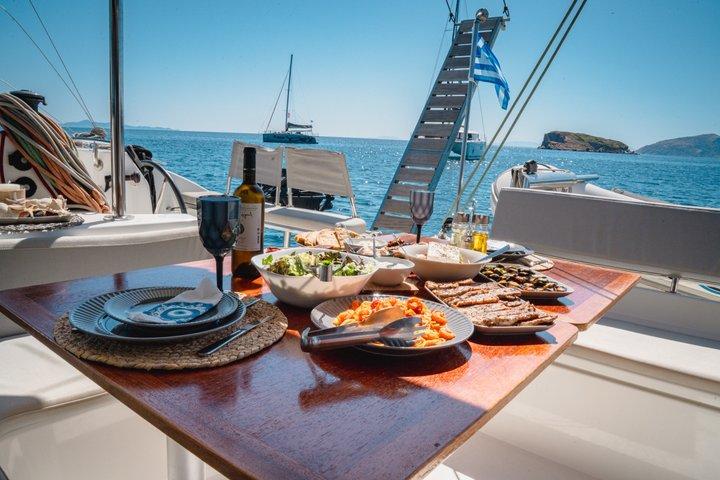 プレミアムサントリーニ島昼間カタマランクルーズBBQ＆オープンバー付き