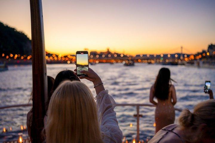 Cruzeiro do Rio Budapeste com 1 gratuito Tokaj Frizzante e Guia Áudio