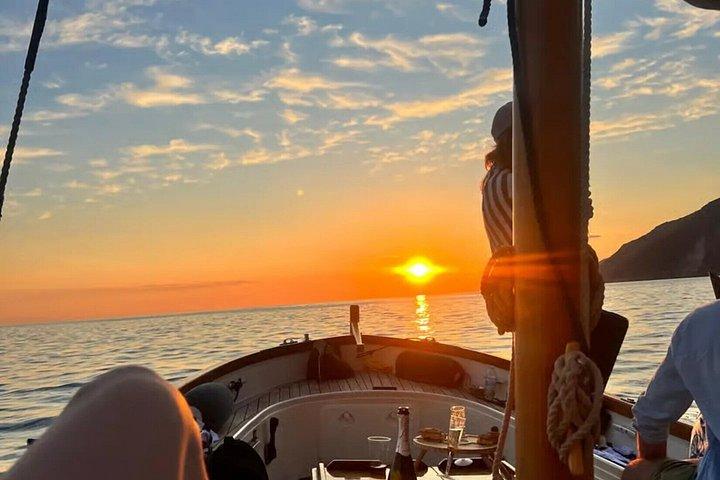ポルトヴェーネレとパルマリアの夕日ボートツアー