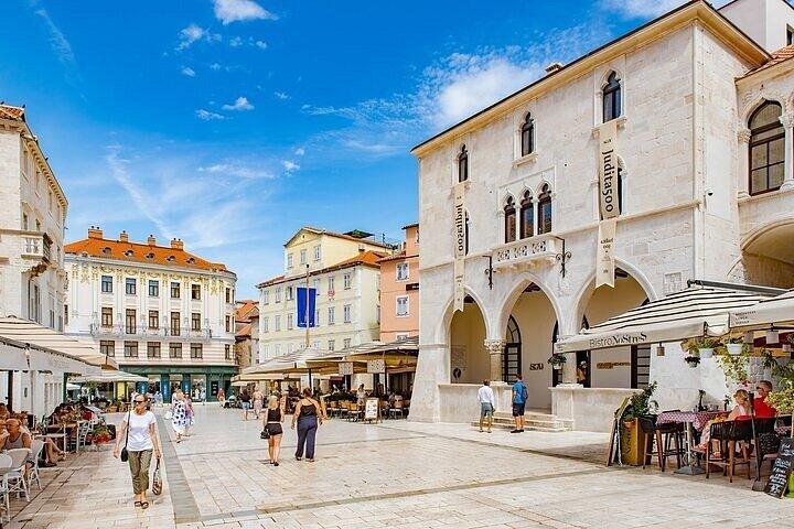 Tour a piedi della storia con un residente locale: 10:00