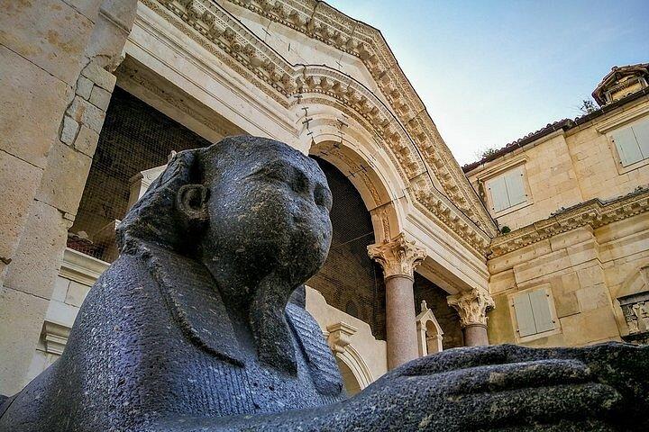 Tour a piedi della storia con un residente locale: 10:00