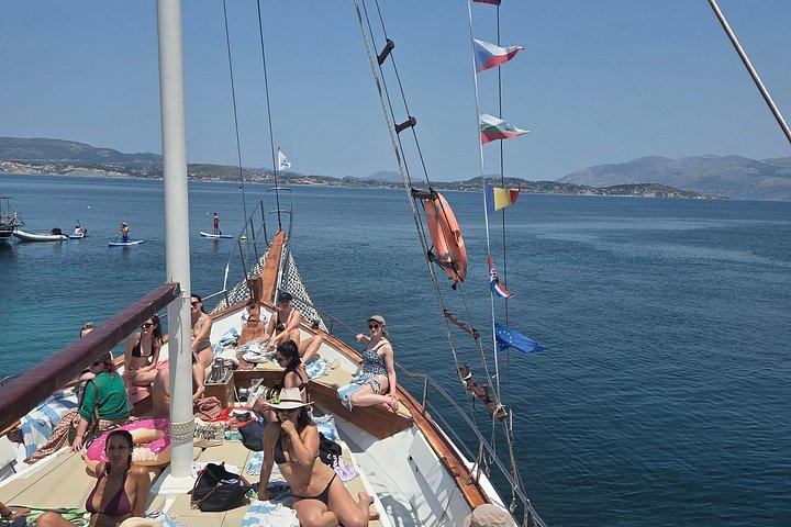 「夢のようなクルーズ」伝統的なギリシャのボートでアルゴストリ港からデイリー クルーズ