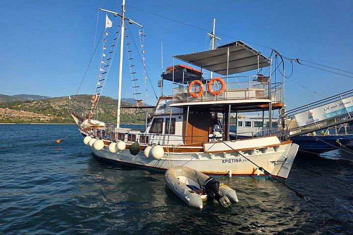 「夢のようなクルーズ」伝統的なギリシャのボートでアルゴストリ港からデイリー クルーズ