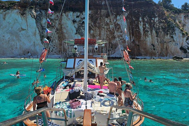「夢のようなクルーズ」伝統的なギリシャのボートでアルゴストリ港からデイリー クルーズ