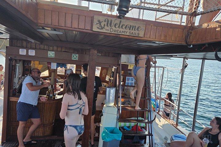 「夢のようなクルーズ」伝統的なギリシャのボートでアルゴストリ港からデイリー クルーズ