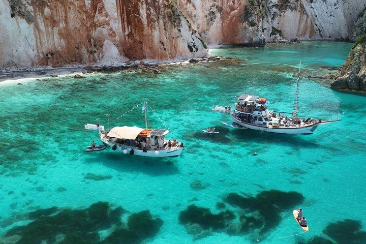 「夢のようなクルーズ」伝統的なギリシャのボートでアルゴストリ港からデイリー クルーズ