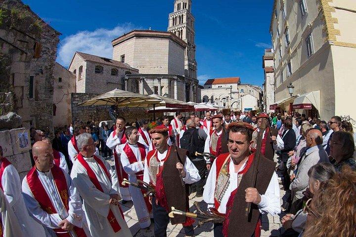 Tour a piedi della storia con un residente locale: 10:00
