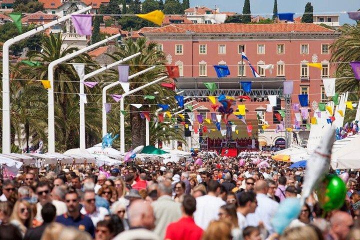 Tour a piedi della storia con un residente locale: 10:00