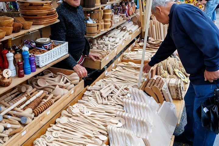 Tour a piedi della storia con un residente locale: 10:00