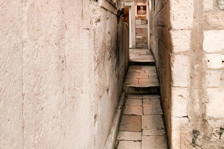 Tour a piedi della storia con un residente locale: 10:00