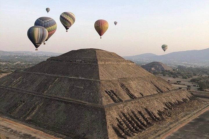 Hot Air Balloon Flight & Cave Breakfast in Teotihuacán