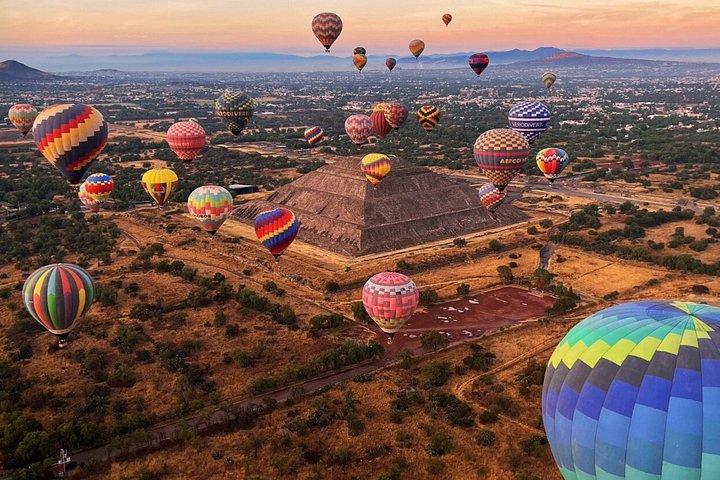 Hot Air Balloon Flight & Cave Breakfast in Teotihuacán