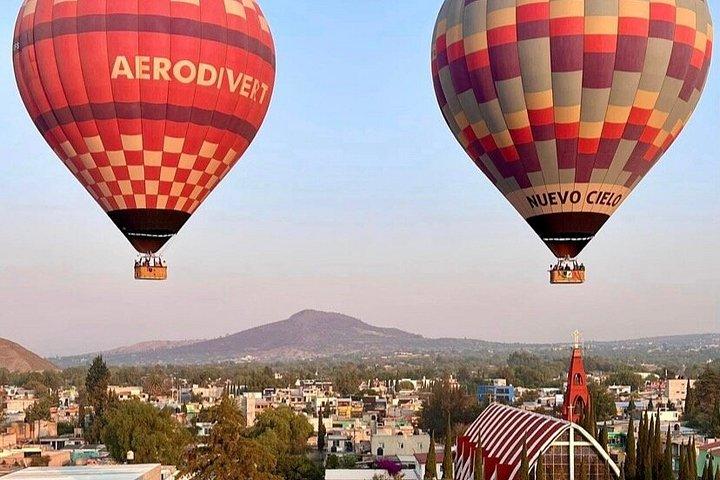 Hot Air Balloon Flight & Cave Breakfast in Teotihuacán