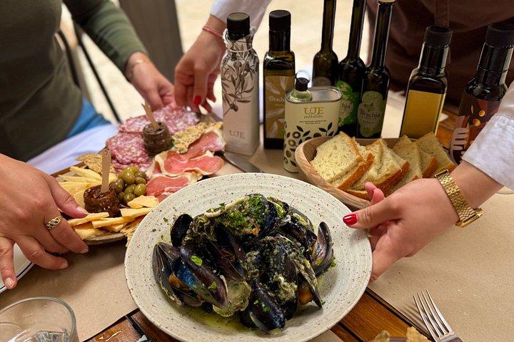 9つの料理と地元ワインで旧市街を堪能するスプリット本格料理ツアー
