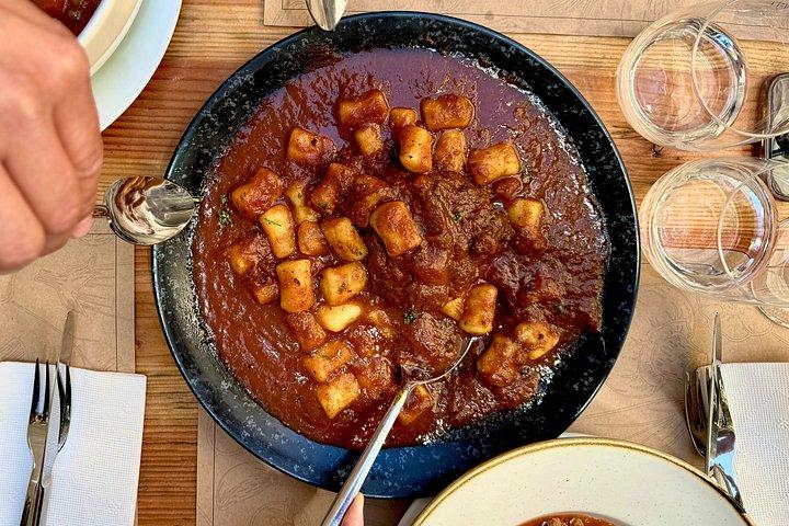 9つの料理と地元ワインで旧市街を堪能するスプリット本格料理ツアー