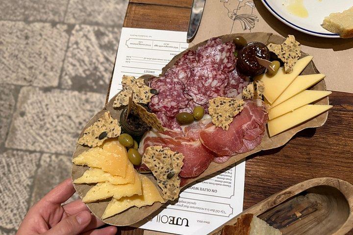 9つの料理と地元ワインで旧市街を堪能するスプリット本格料理ツアー