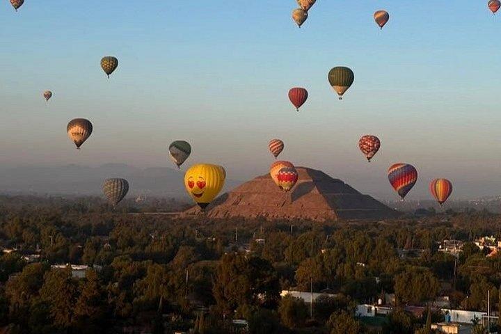 Hot Air Balloon Flight & Cave Breakfast in Teotihuacán