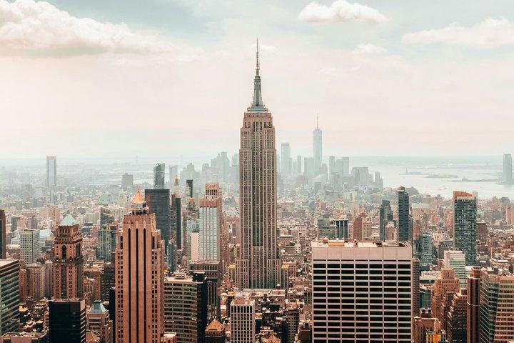 小グループNYCデイ・トゥ・ナイト・ツアー（フリーリバティクルーズチケット付）