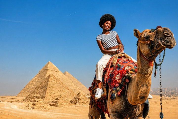 Tour più venduto delle piramidi di Giza: giro in cammello, pranzo e guida privata