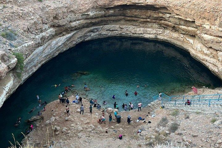 ロマンチックな洞窟＆海岸の美しさ-ワディシャブ、シンクホール＆フィンズビーチ