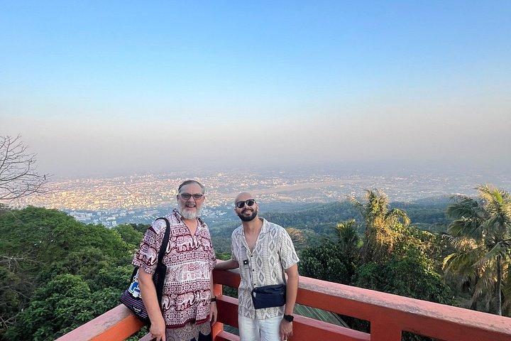 チェンマイ - ドイステープ寺院と屋台料理ツアー