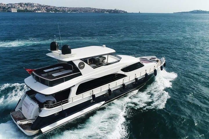 Luxury Bosphorus Yacht Tour – Asian Side Stop & Exploration