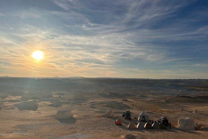 White Desert & Black Desert 2 - Visite privée d'une journée avec camping