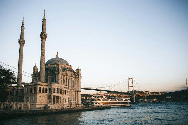 イスタンブールボスポラスクルーズ（朝食、ランチ、サンセットオプション付き）