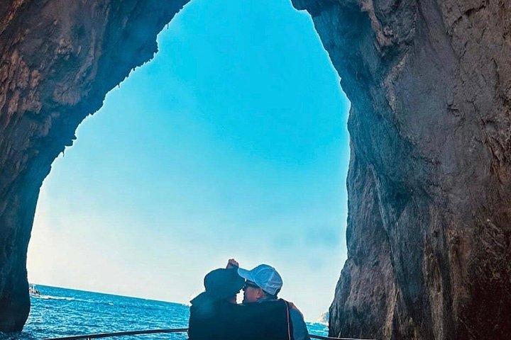 カプリ島の秘密へのボートでのガイド付き 1 日