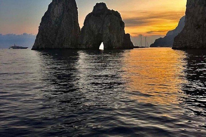 カプリ島の秘密へのボートでのガイド付き 1 日